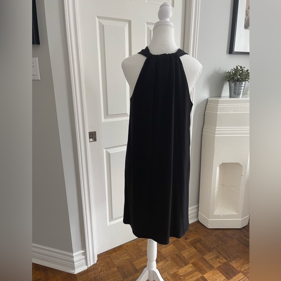 Easy fluid dress with halter neckline and front swing panel in stretchy fabric - Picture 4 of 4